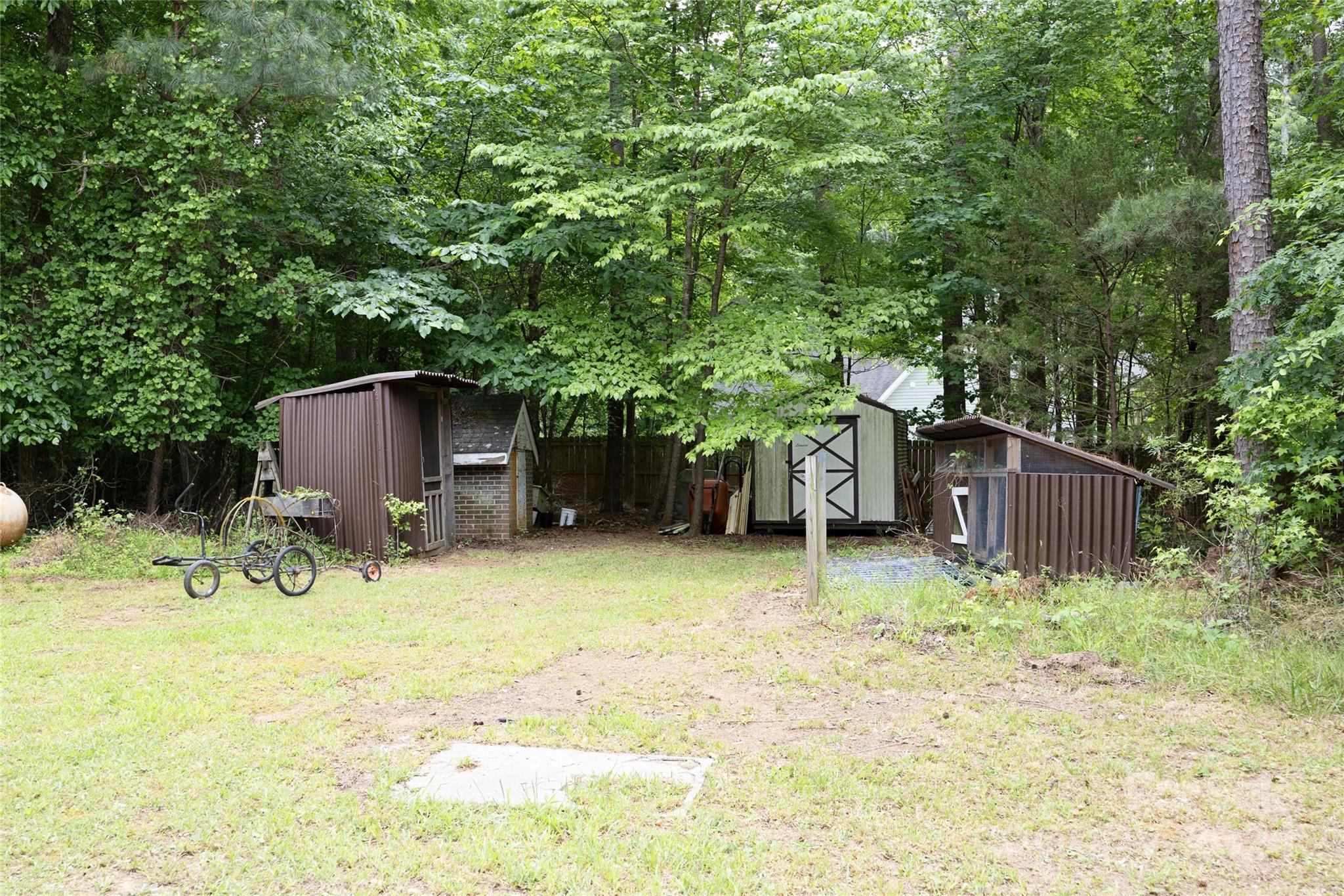 819 Homestead Road Chapel Hill, NC 27516 - Photo 39 of 42 a backyard of a house with plants and trees