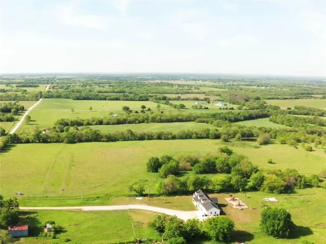 $995,000 | 34946 Spring Valley Road, Paola, KS 66071