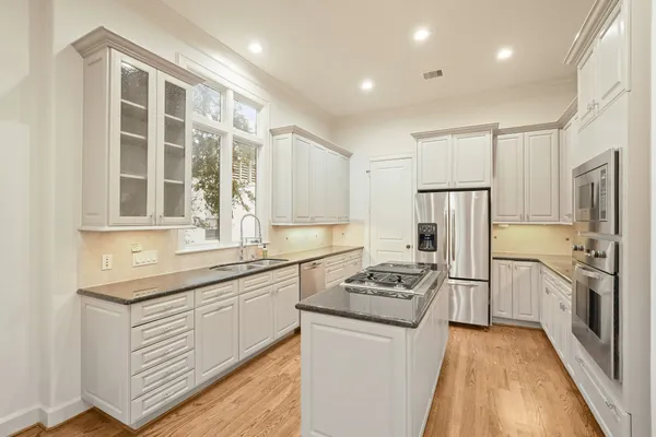 $6,000 | 521 Lovett Boulevard, Houston, TX 77006