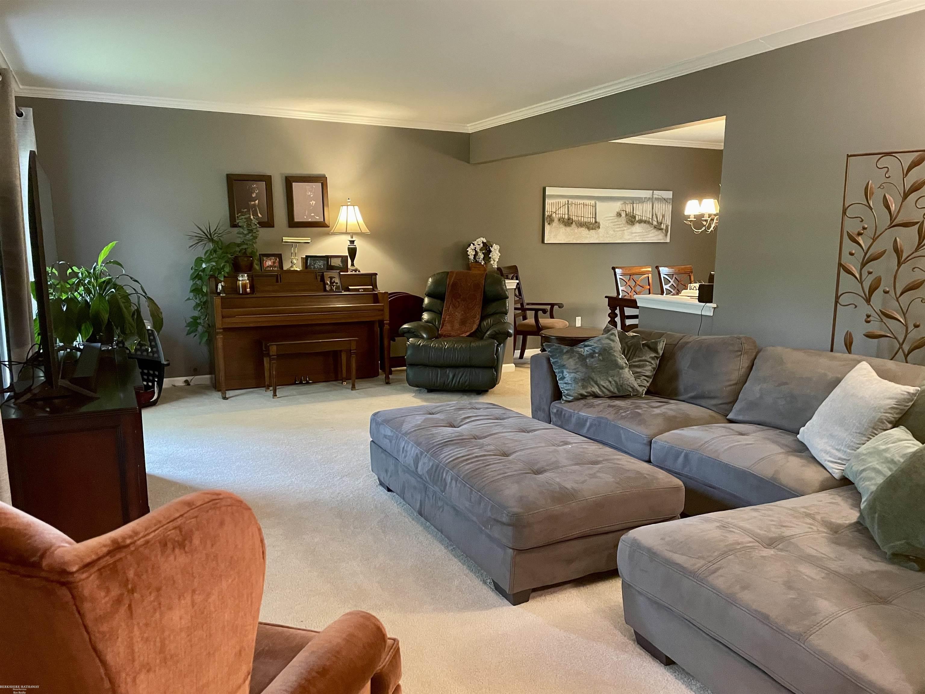 972 Croydon Road Rochester, MI 48309 - Photo 3 of 27 50109577-2.JPG