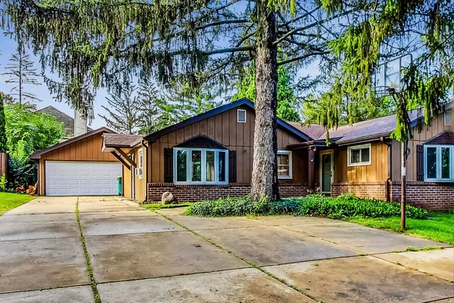 $2,800 | 129 East 55th Street, Westmont, IL 60559