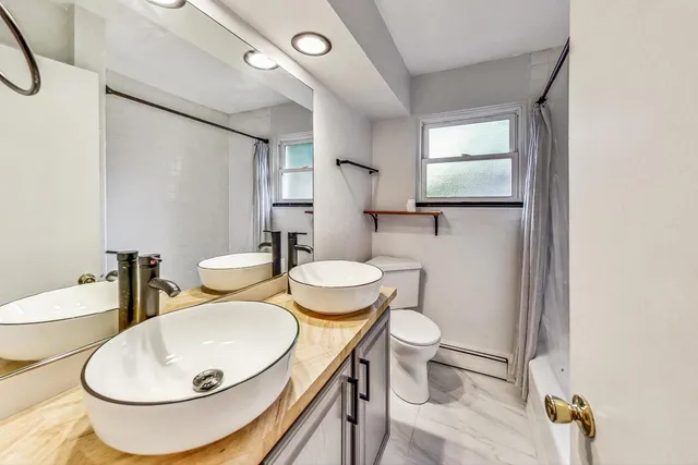 $2,800 | 129 East 55th Street, Westmont, IL 60559