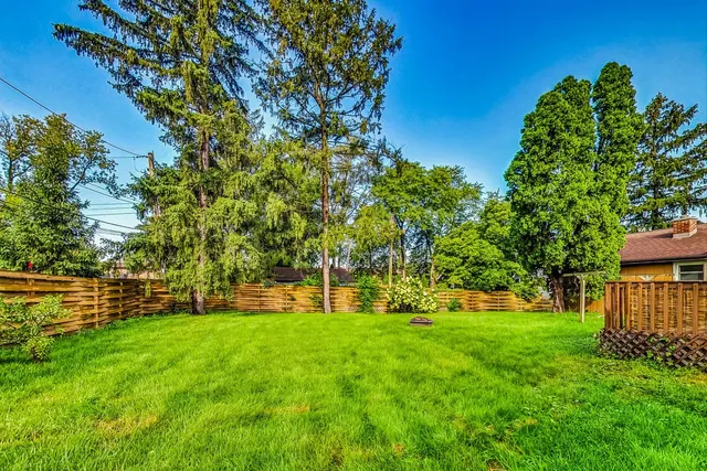 $2,800 | 129 East 55th Street, Westmont, IL 60559