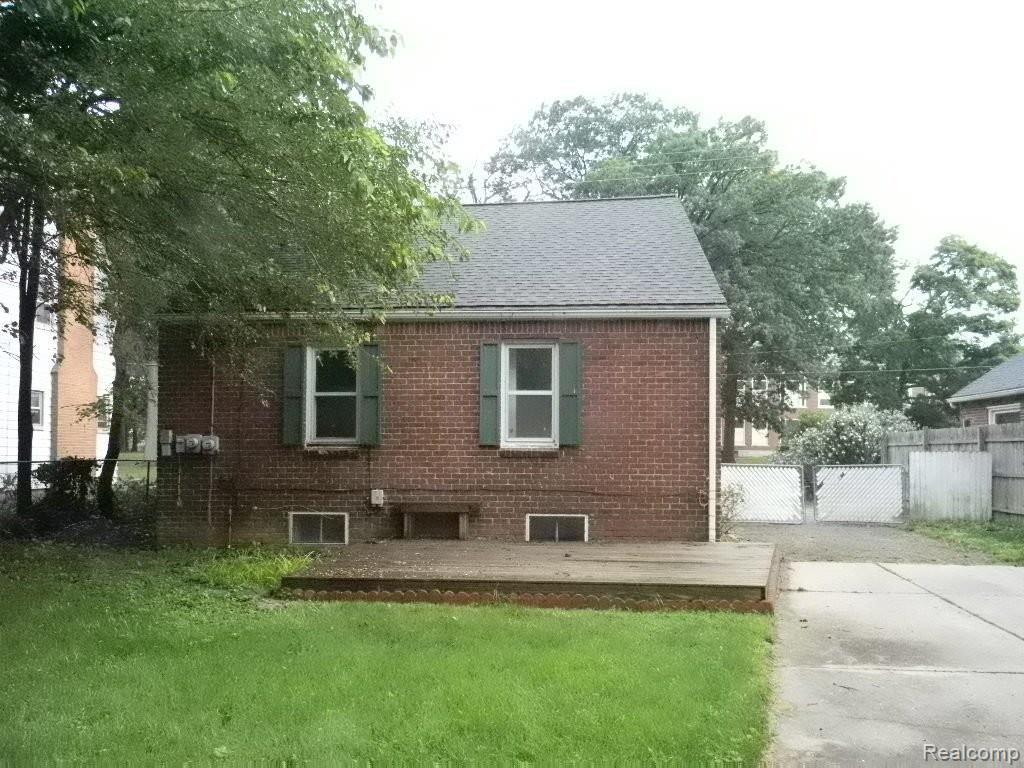 731 Menominee Road Pontiac, MI 48341 - Photo 2 of 10 BACK OF HOUSE