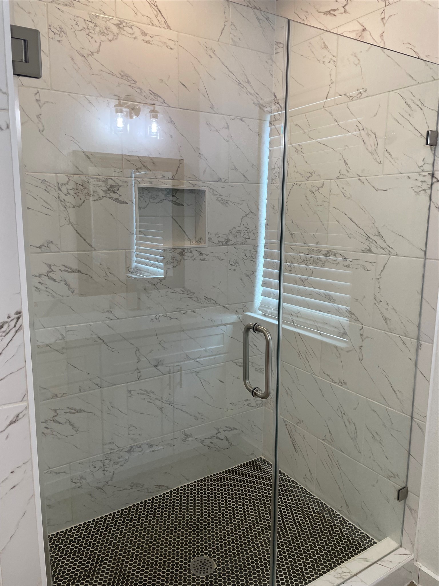 5314 Longmeadow Street, Unit B Houston, TX 77033 - Photo 25 of 32 Primary bathroom shower