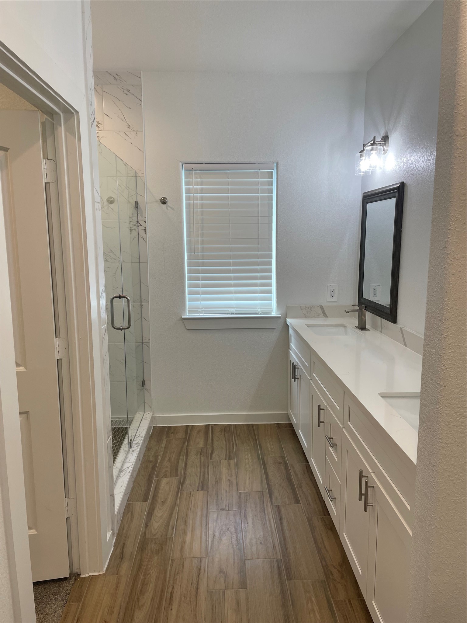 5314 Longmeadow Street, Unit B Houston, TX 77033 - Photo 26 of 32 Primary bathroom with dual sinks