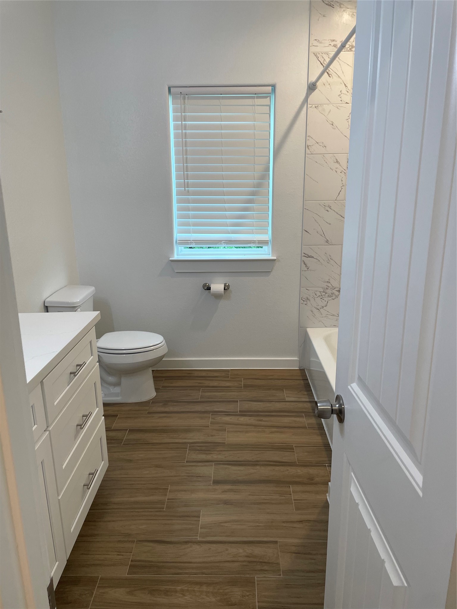 5314 Longmeadow Street, Unit B Houston, TX 77033 - Photo 29 of 32 Second bathroom with combo tub / shower