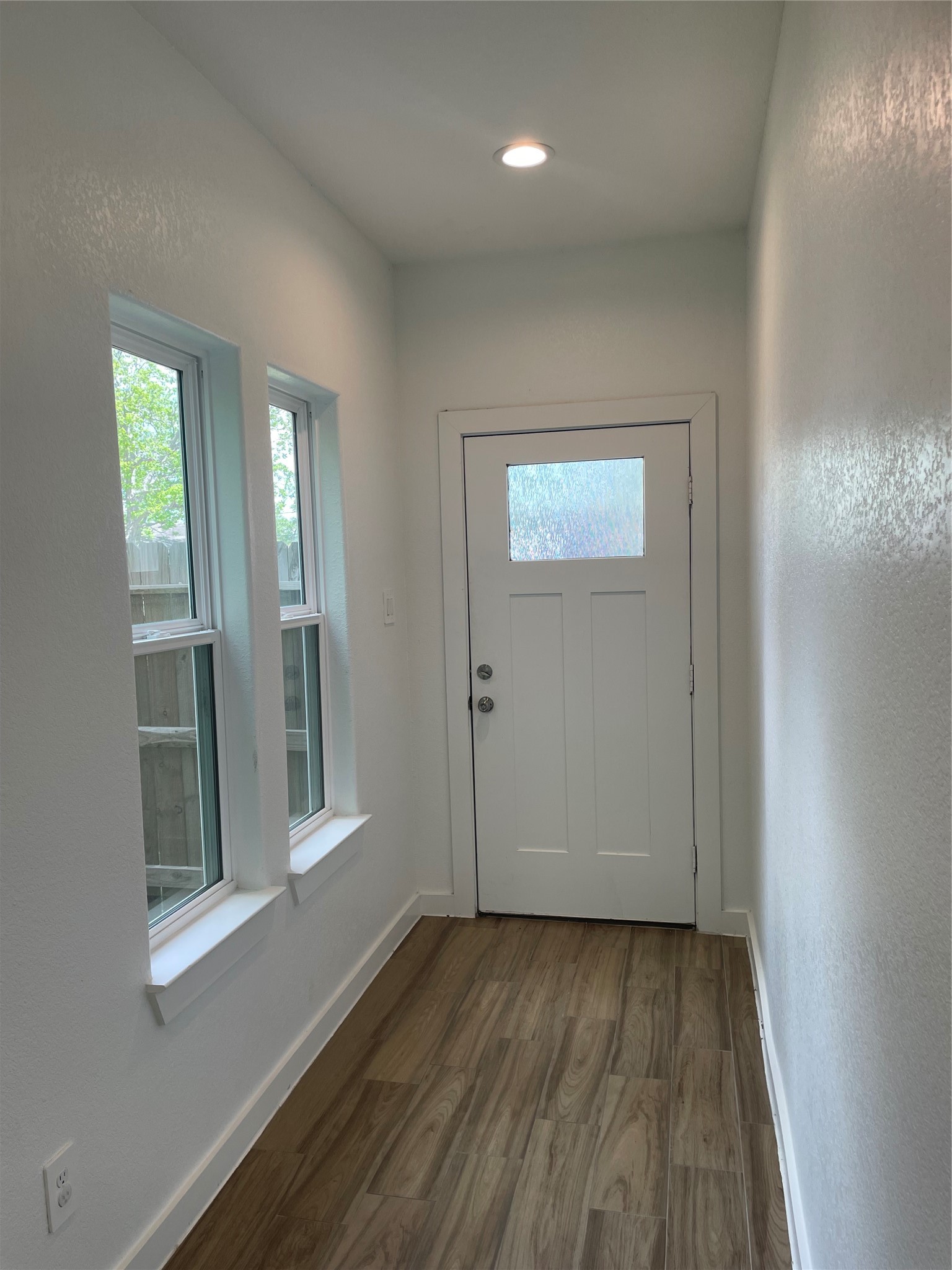 5314 Longmeadow Street, Unit B Houston, TX 77033 - Photo 3 of 32 Entrance from front door