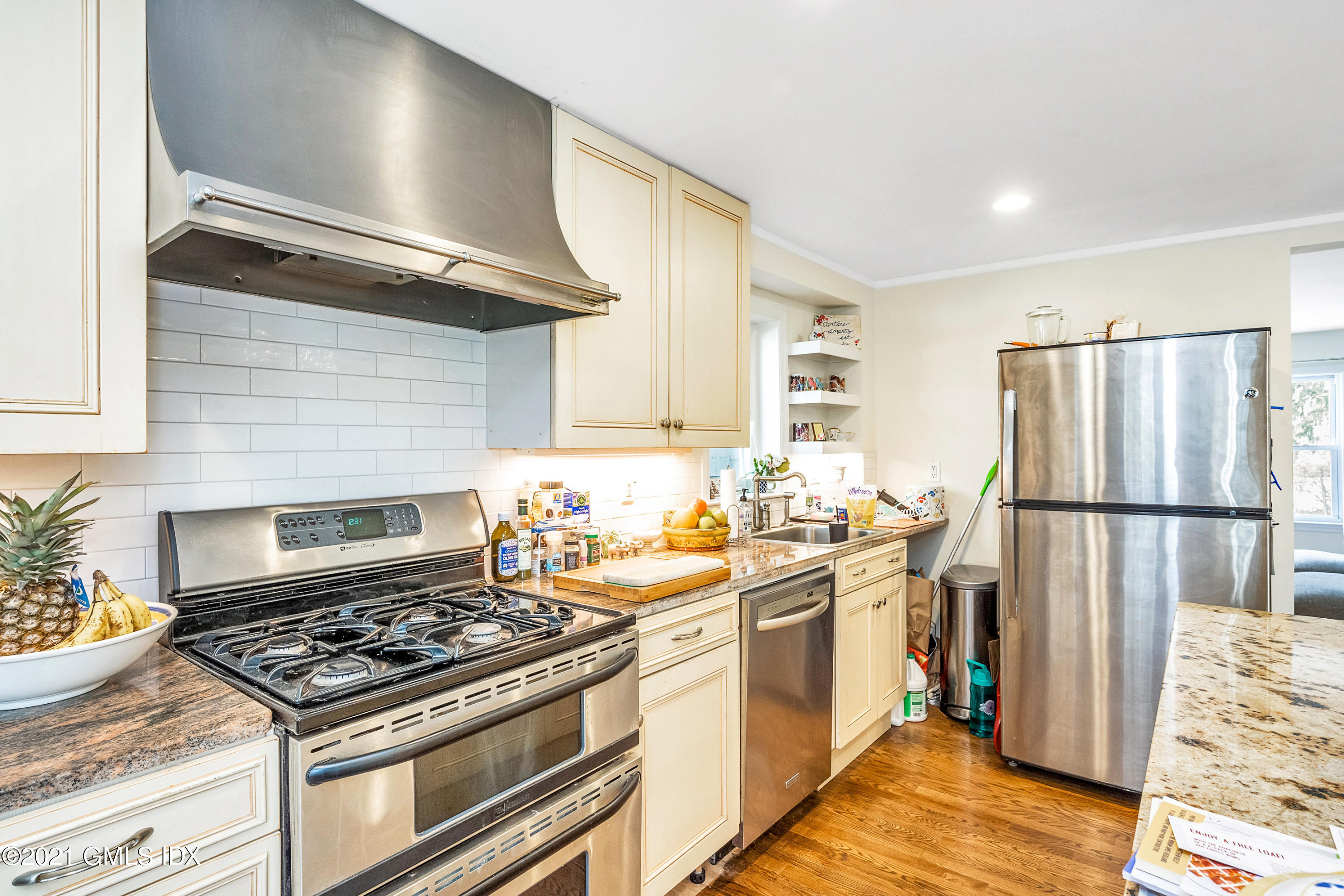 33 Sunshine Avenue Riverside, CT 06878 - Photo 3 of 18 a kitchen with a stove a refrigerator and a stove