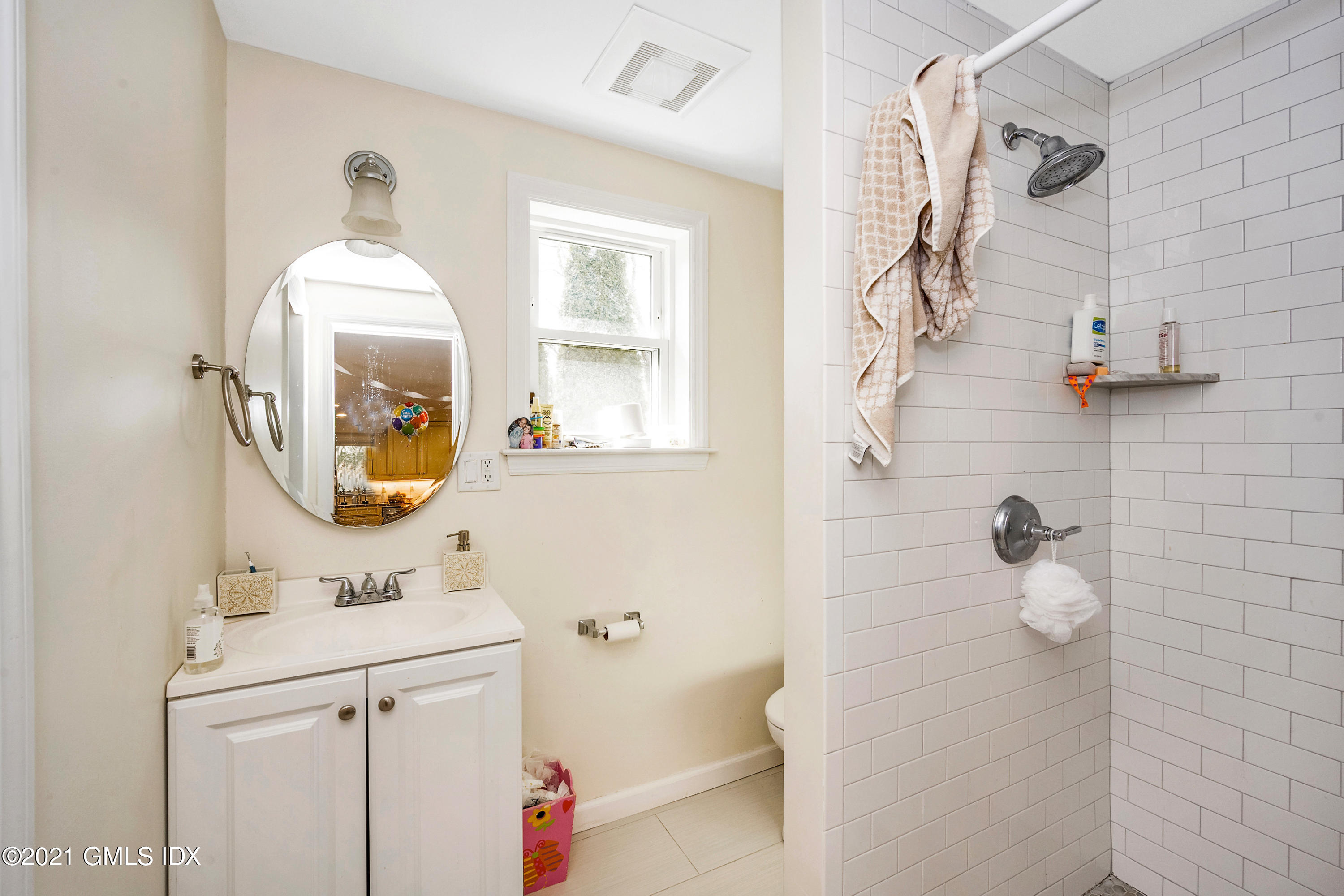 33 Sunshine Avenue Riverside, CT 06878 - Photo 10 of 18 a bathroom with a sink a toilet and mirror
