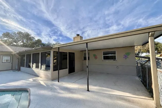 a view of a backyard