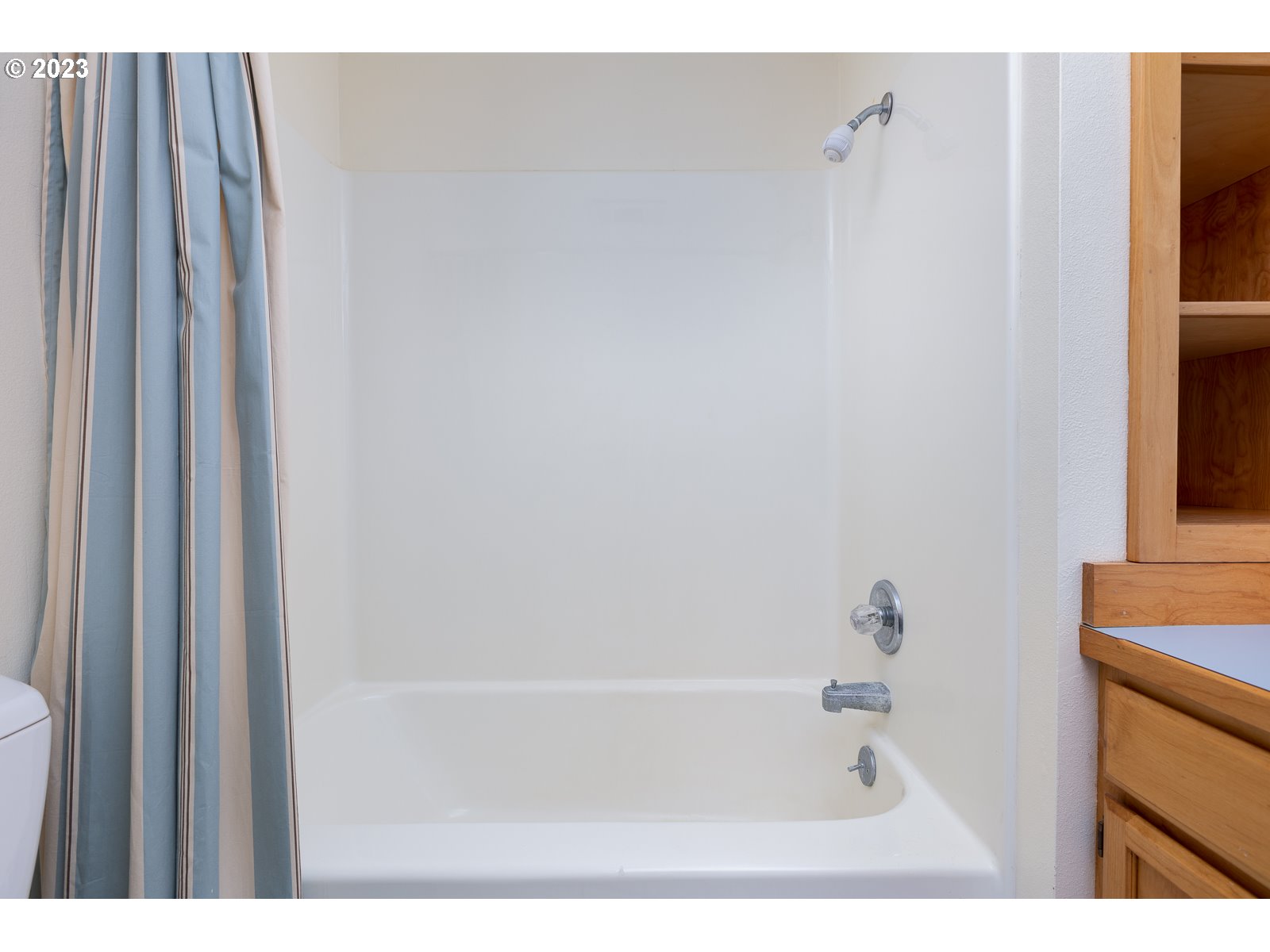 2170 Old Ranch Road Otis, OR 97368 - Photo 20 of 32 a bathroom with a bathtub