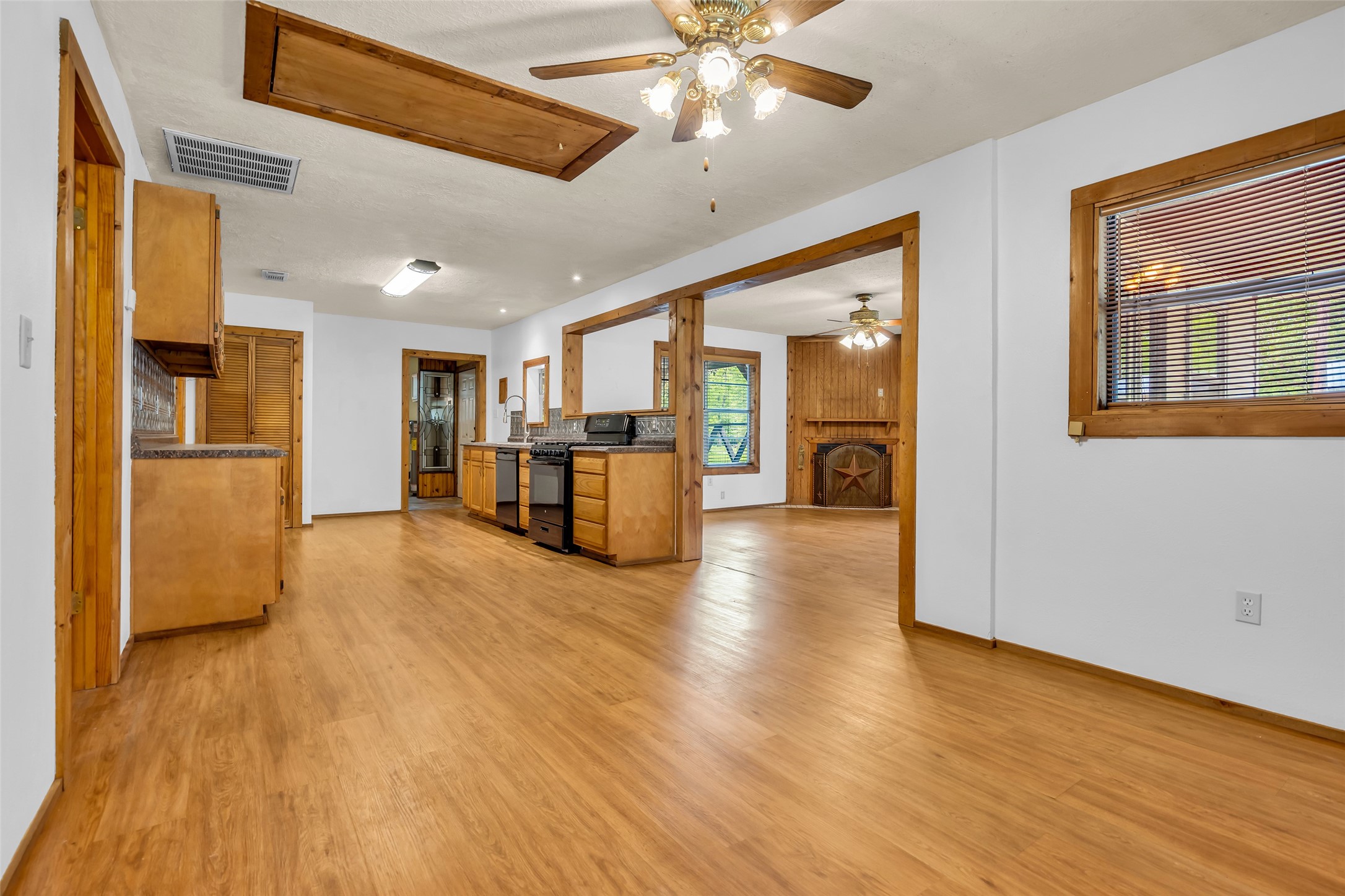 201 Magnolia Road Cleveland, TX 77328 - Photo 6 of 33