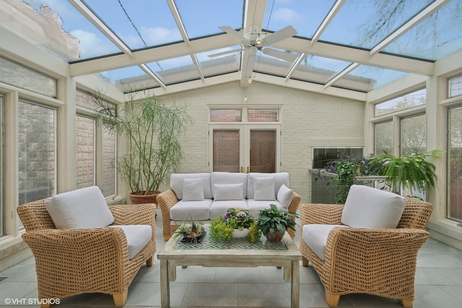 1261 West Flournoy Street Chicago, IL 60607 - Photo 13 of 43 a living room with furniture and a potted plant