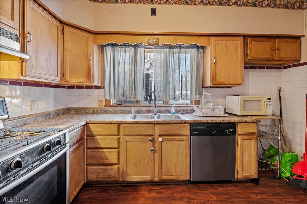 908 Herrick Road Cleveland, OH 44108 - Photo 14 of 32 Gallery Image 14