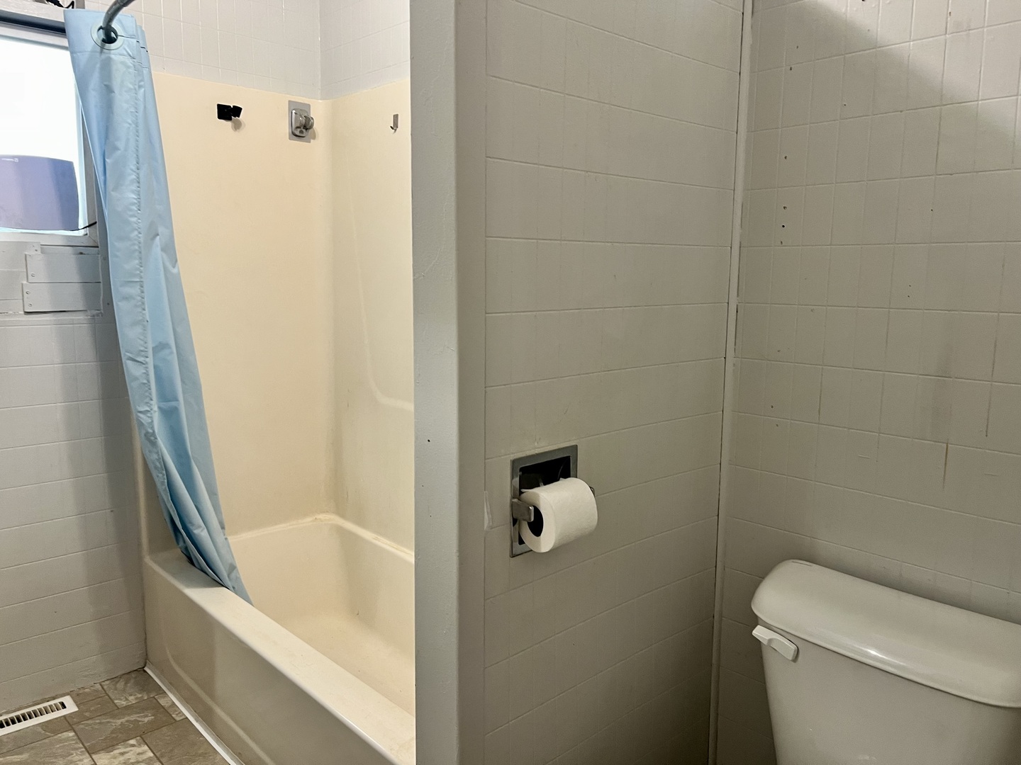 375 West Franklin Street Paxton, IL 60957 - Photo 24 of 43 a bathroom with a bathtub