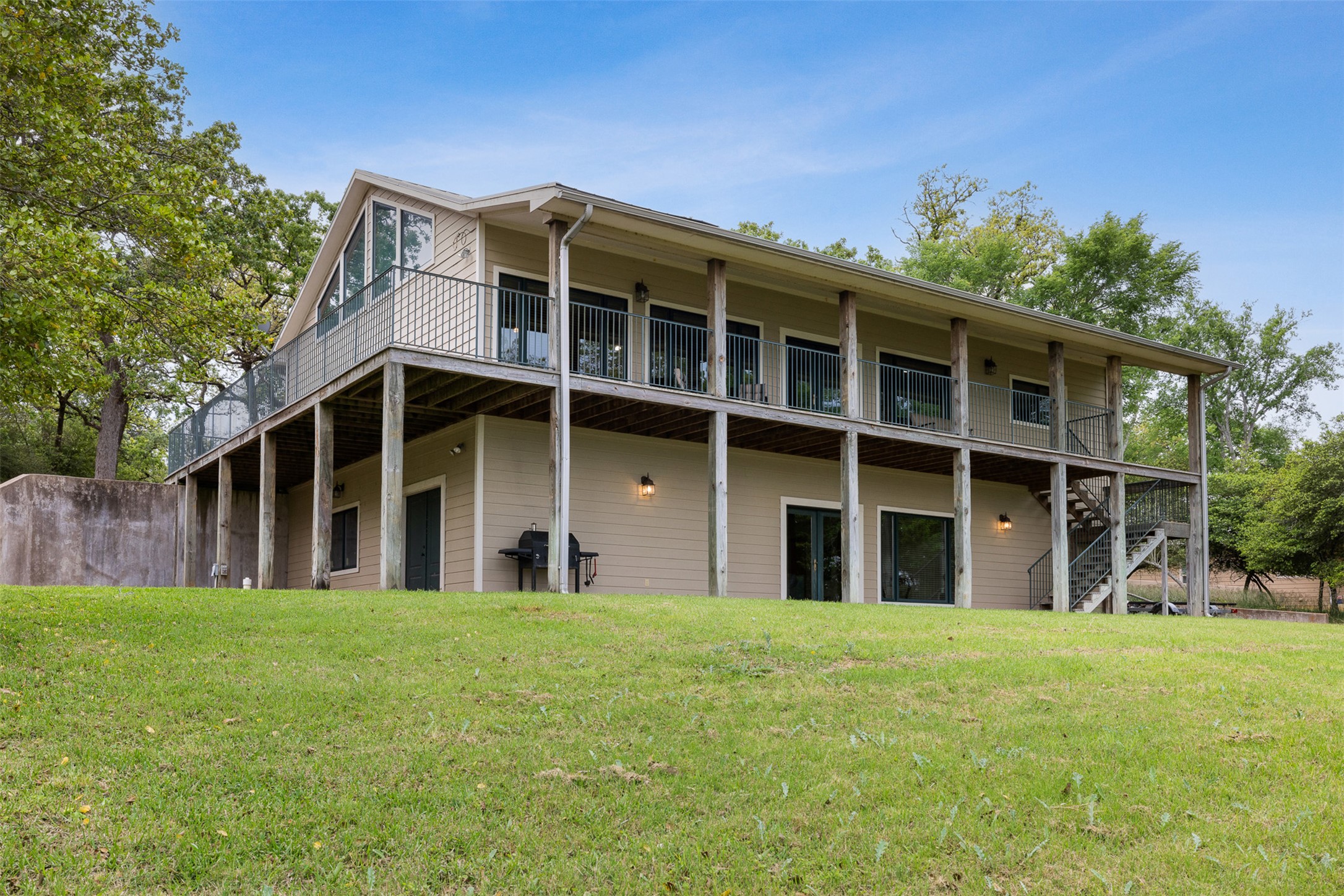 10959 Clyde Acord Road Franklin, TX 77856 - Photo 11 of 39 a large building with a yard
