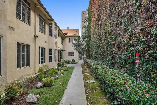 a view of a pathway with house on both side
