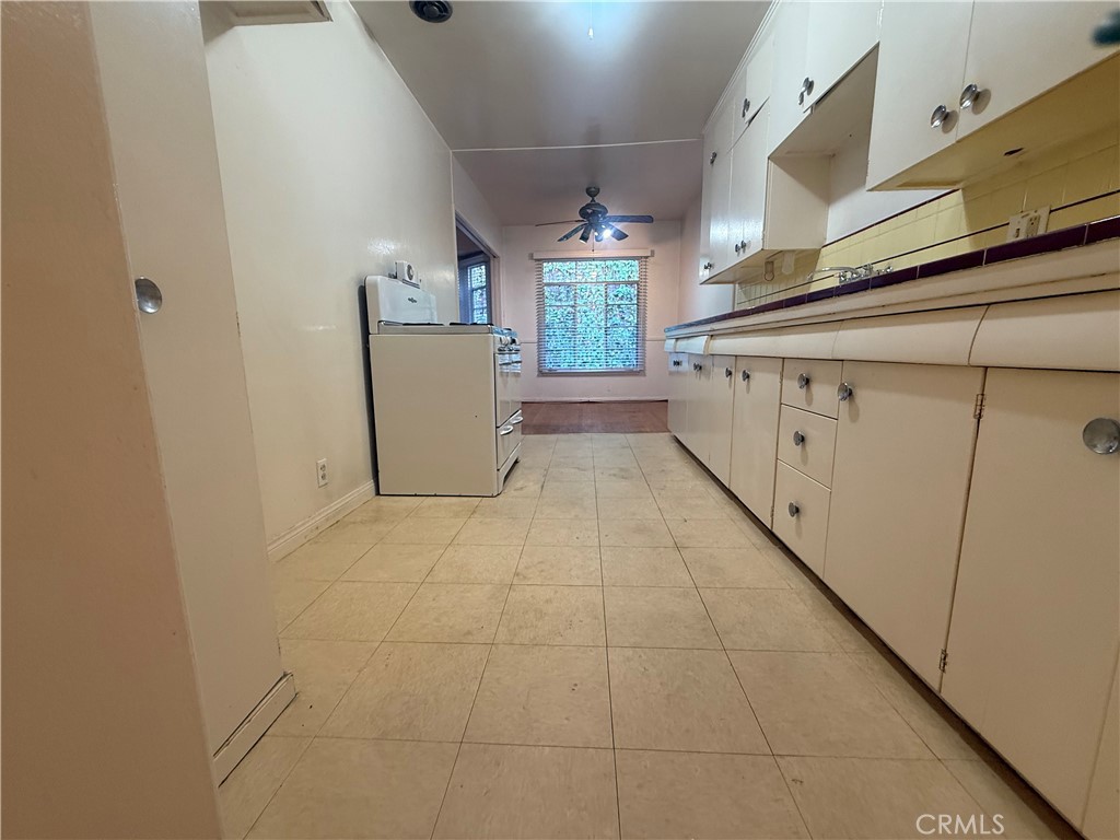 50 Elm Avenue, Unit 11 Long Beach, CA 90802 - Photo 10 of 15 a view of a hallway with seating area
