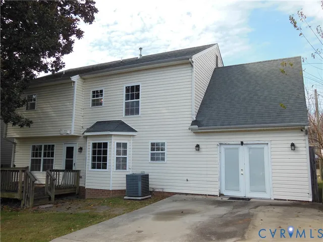 a front view of house with yard