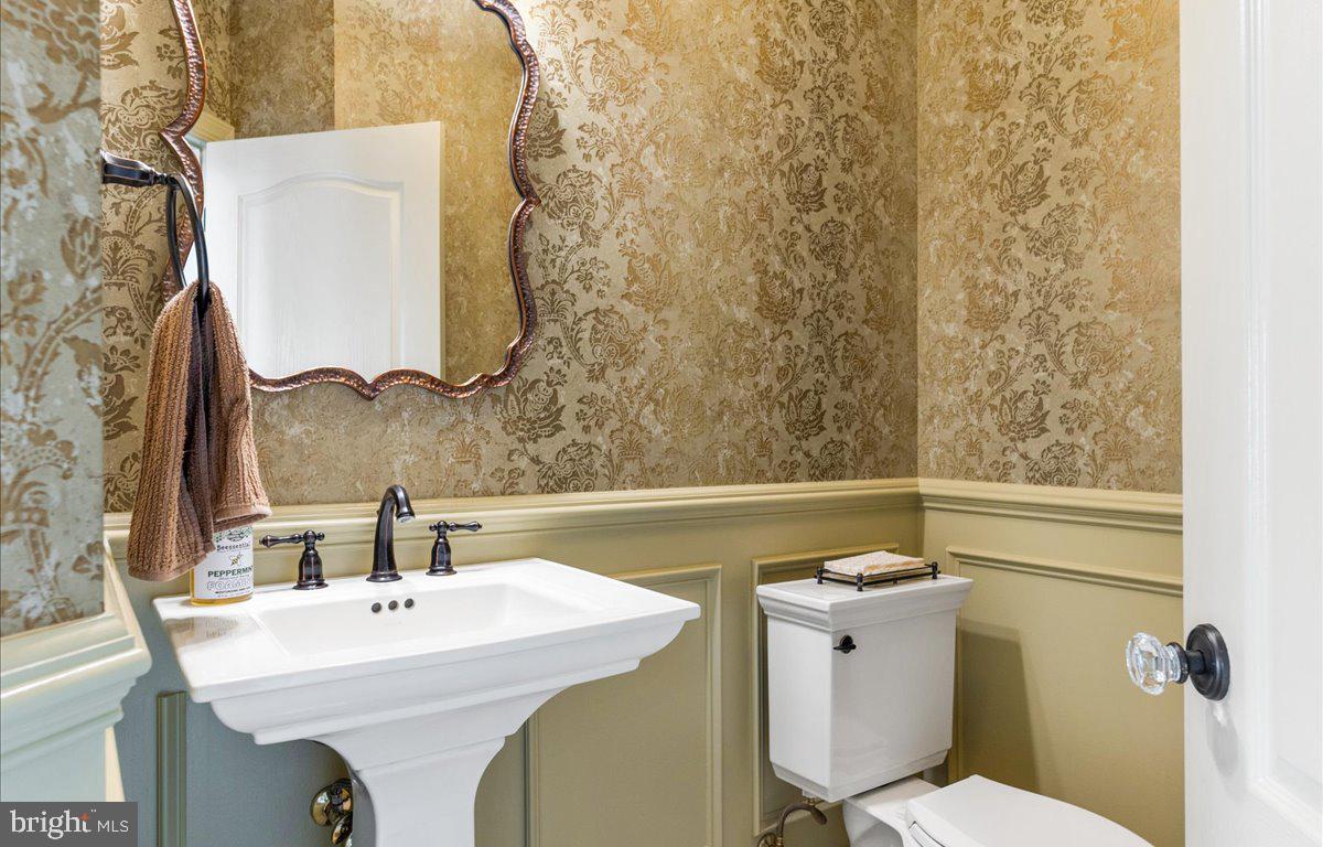 40859 Beechnut Road Leesburg, VA 20175 - Photo 21 of 81 Main Floor Powder Room
