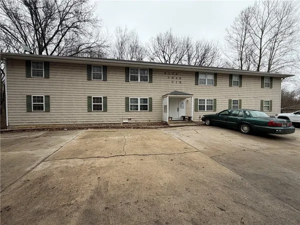 $1,125,000 | 8208 Chas Circle, Pleasant Valley, MO 64068