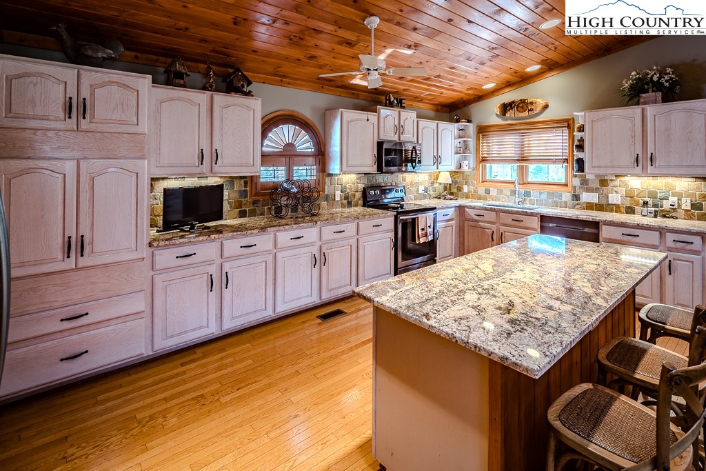 112 North Pinnacle Ridge Road Beech Mountain, NC 28604 - Photo 11 of 37