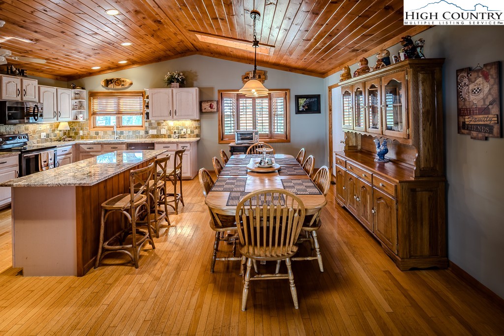 112 North Pinnacle Ridge Road Beech Mountain, NC 28604 - Photo 4 of 37