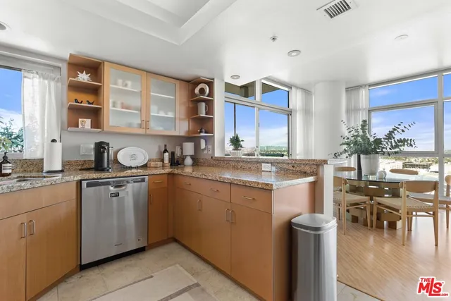 $8,000 | 13700 Marina Pointe Drive, Unit 1423, Marina del Rey, CA 90292