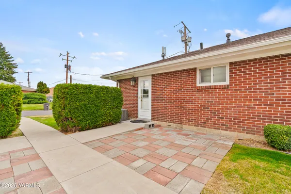 a view of a house with a backyard