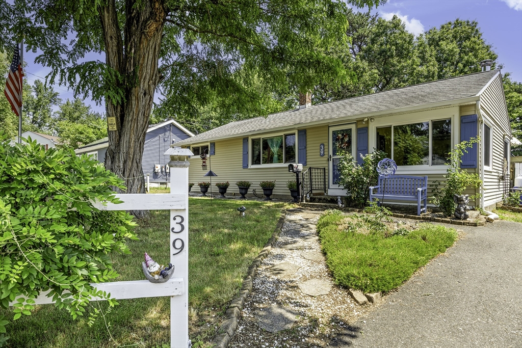 39 Wakefield Street Springfield, MA 01151 - Photo 1 of 28