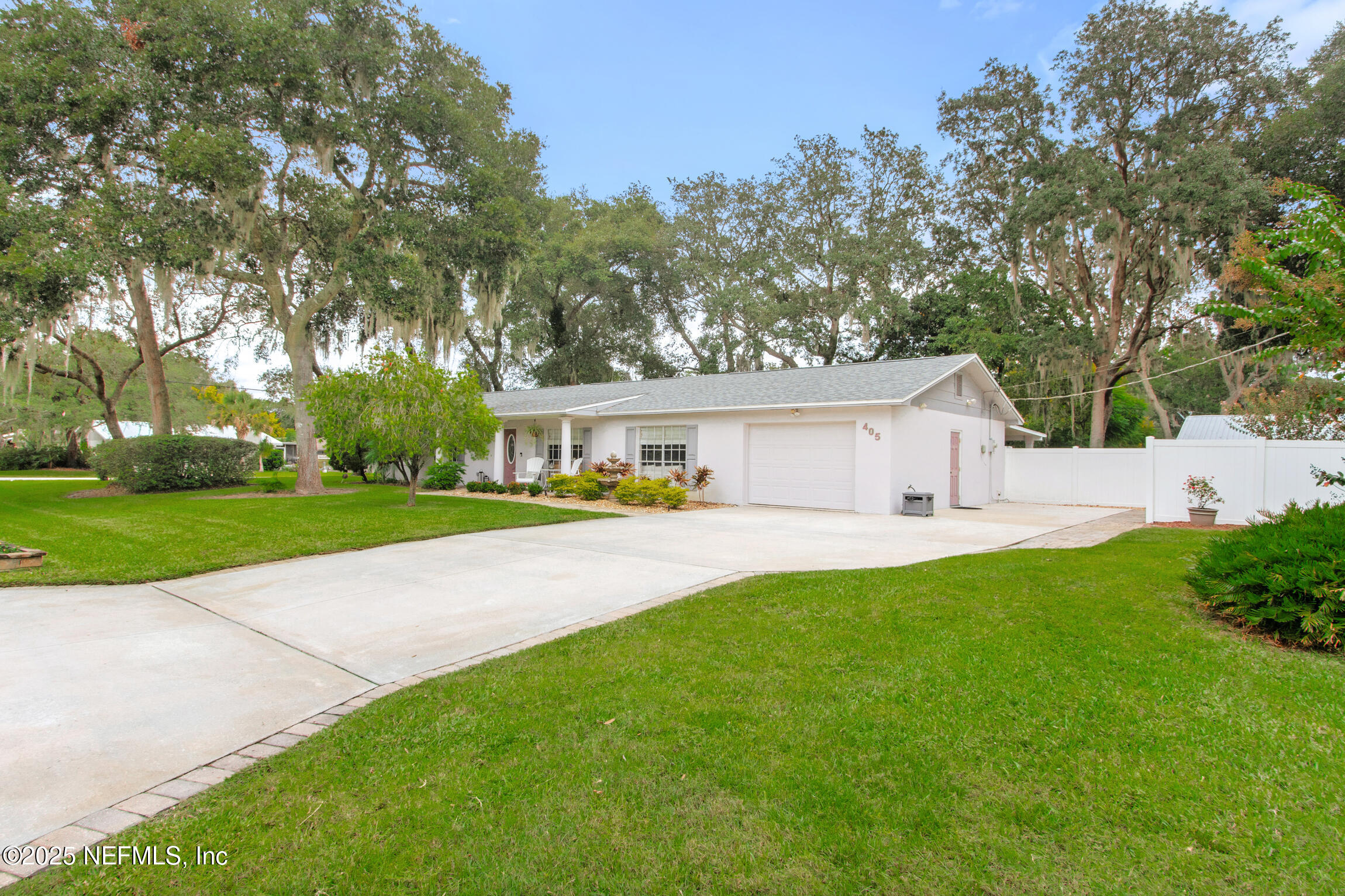 405 Lobelia Road St. Augustine, FL 32086 - Photo 3 of 40 a front view of a house with yard and green space