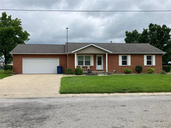 $305,000 | 502 West 3rd Street, Aviston, IL 62216