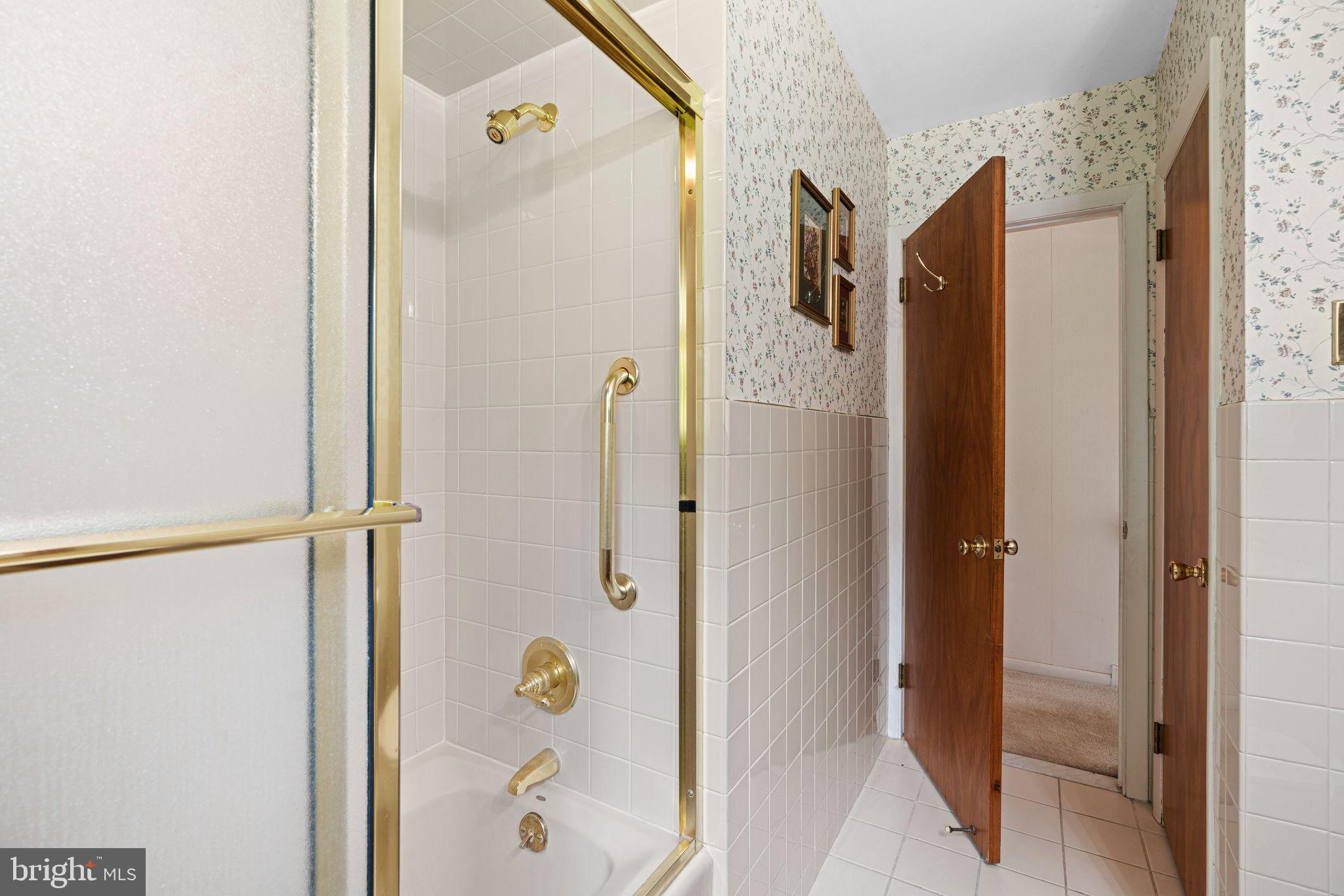 604 Davis Road Barrington, NJ 08007 - Photo 15 of 30 a bathroom with a shower