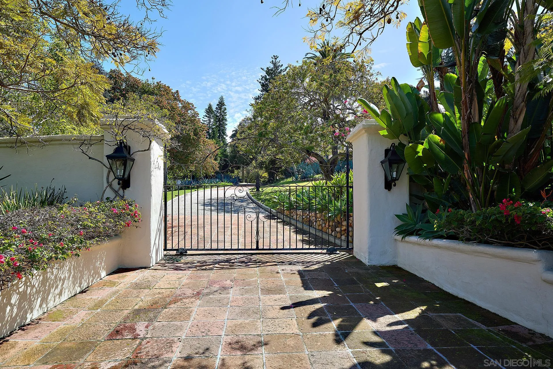 6525 Lago Lindo Rancho Santa Fe, CA 92067 - Photo 10 of 47 Security Gate Entry off Lago Lindo.