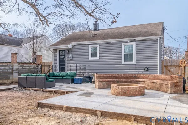 a view of a house with backyard