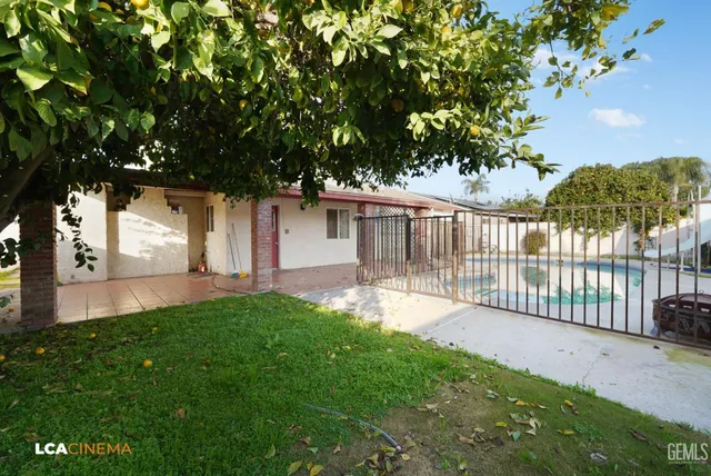 a view of backyard with a garden