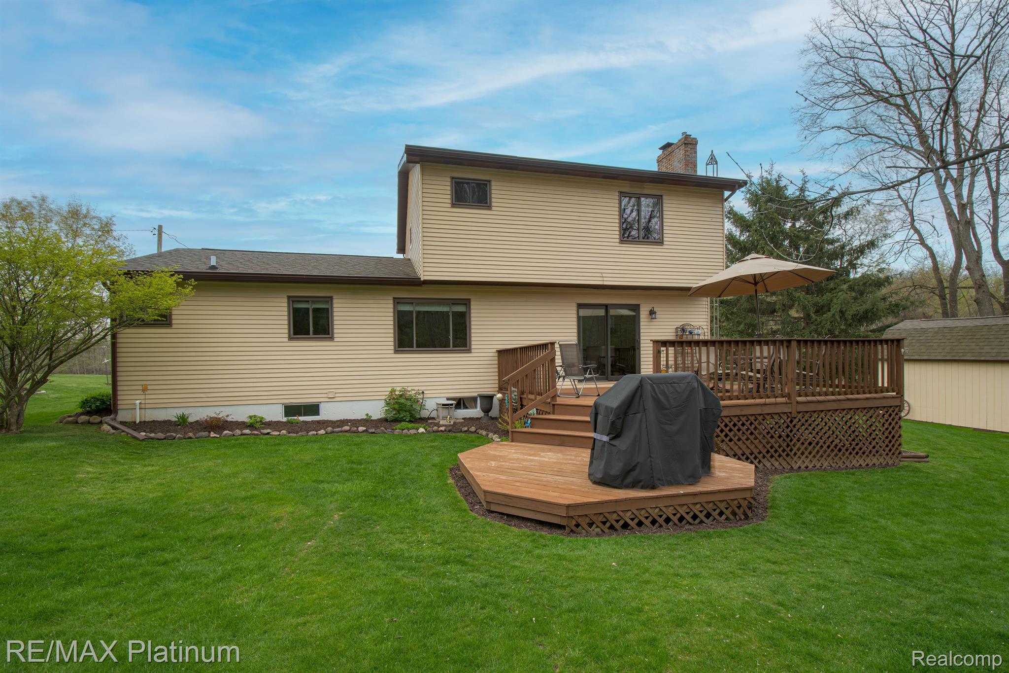 11585 Tipsico Lake Road Fenton, MI 48430 - Photo 24 of 32 Well-manicured exterior