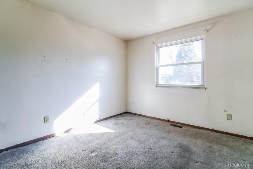 3190 Eastern Avenue Rochester, MI 48307 - Photo 21 of 25 019-5364317-small.jpg