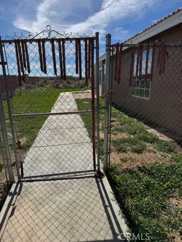 a view of a backyard