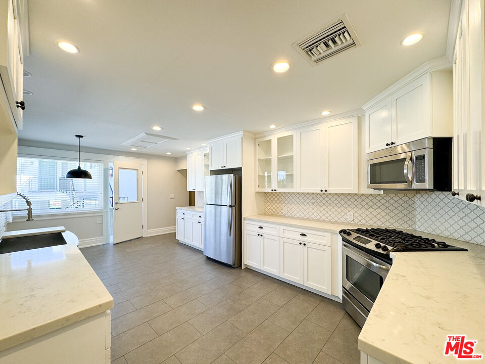 922 West Kensington Road Los Angeles, CA 90026 - Photo 10 of 34