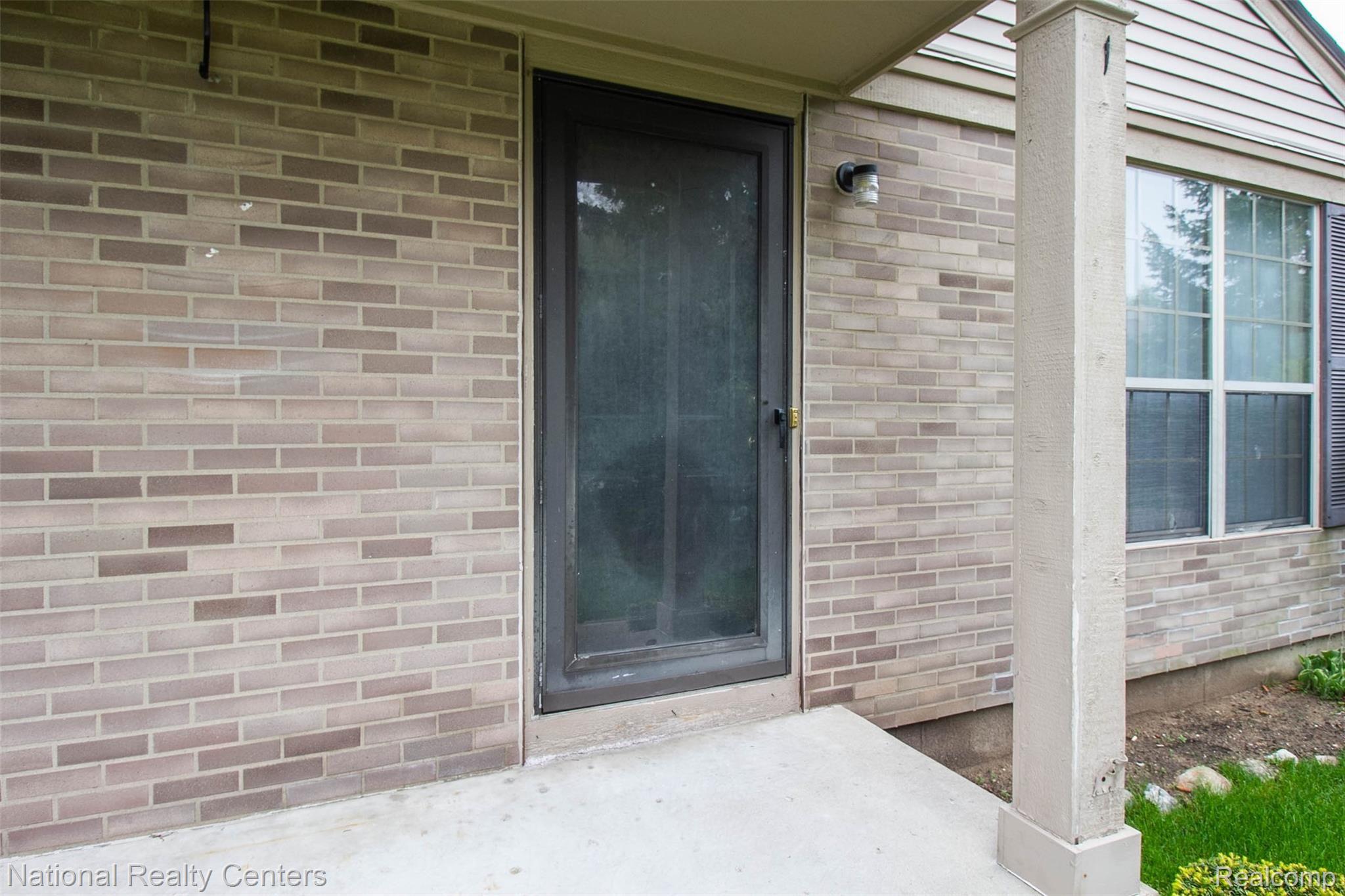 70 Pine Tree Ridge, Unit 27 Waterford, MI 48327 - Photo 3 of 28 3.jpg