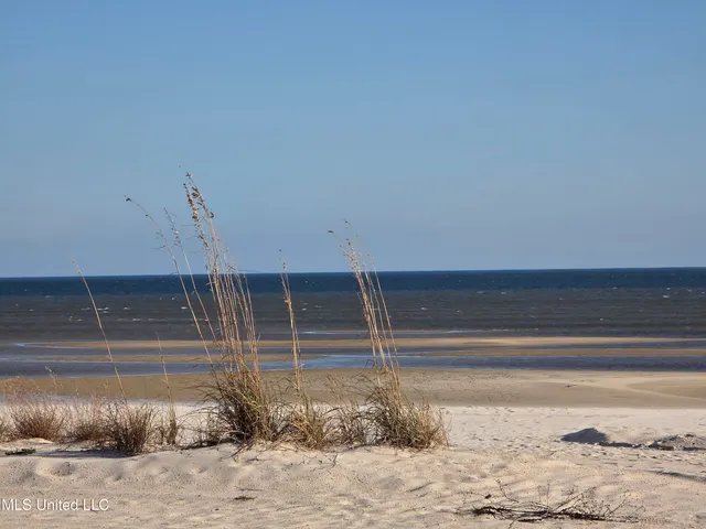 $1,950 | 412 Robert Street, Waveland, MS 39576