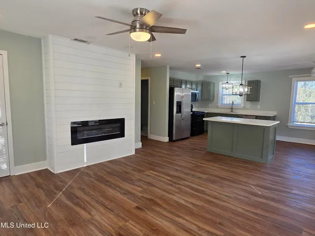 $1,950 | 412 Robert Street, Waveland, MS 39576