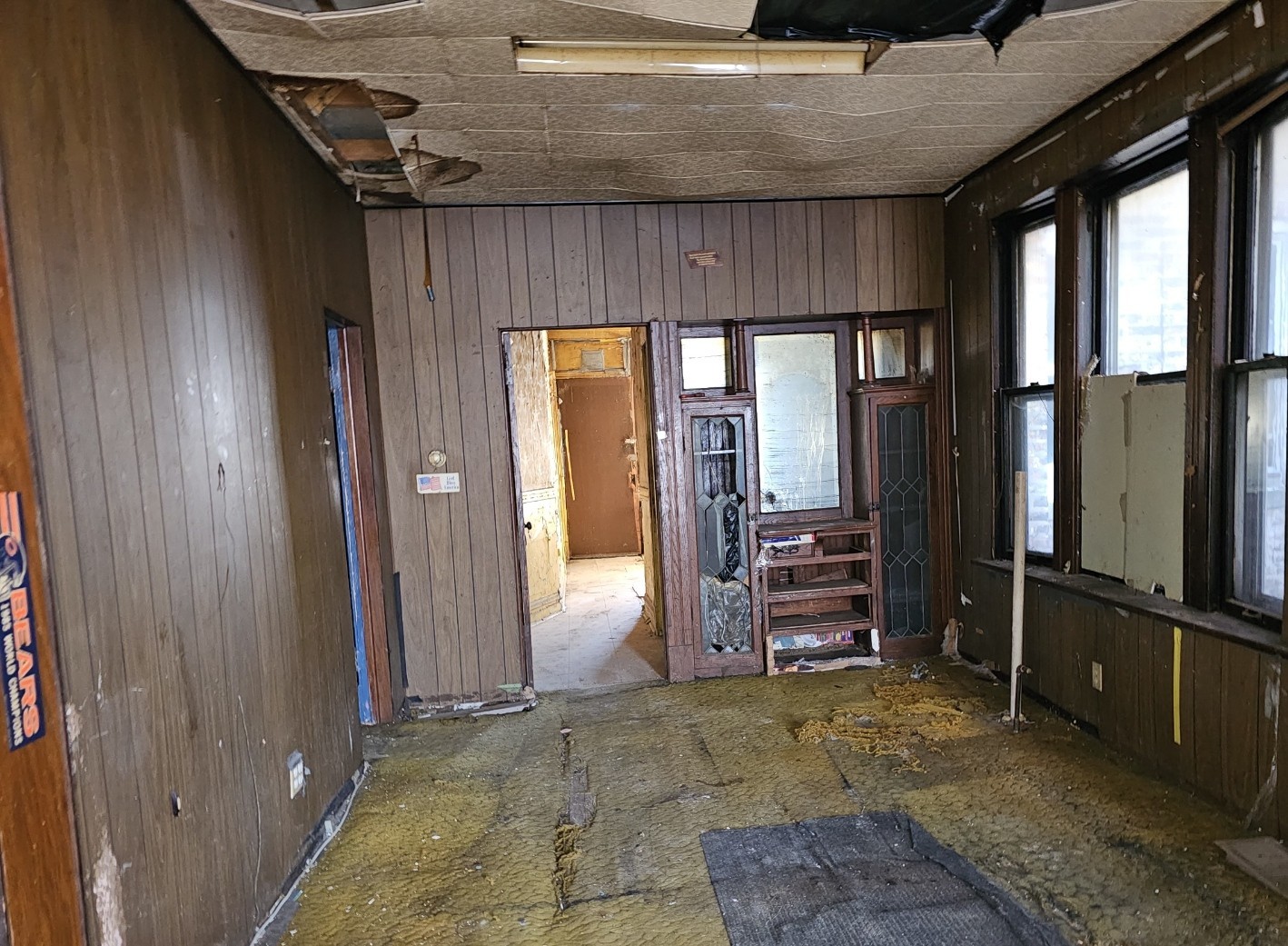 1650 South Ridgeway Avenue Chicago, IL 60623 - Photo 11 of 18 a view of an entryway with a fireplace