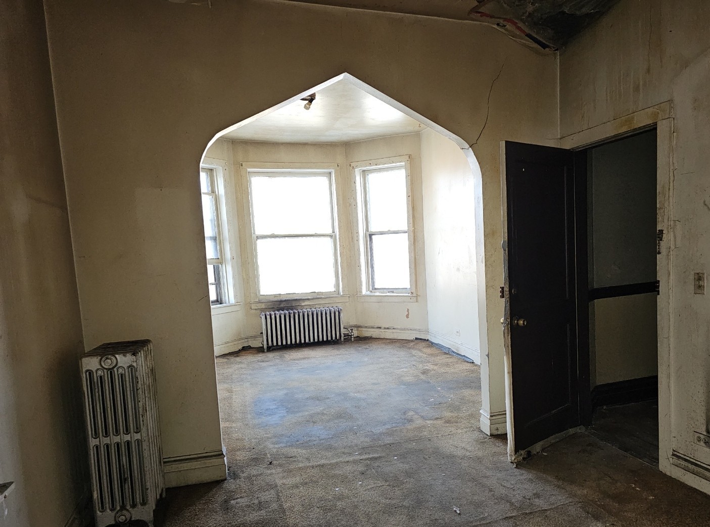1650 South Ridgeway Avenue Chicago, IL 60623 - Photo 4 of 18 an empty room with windows