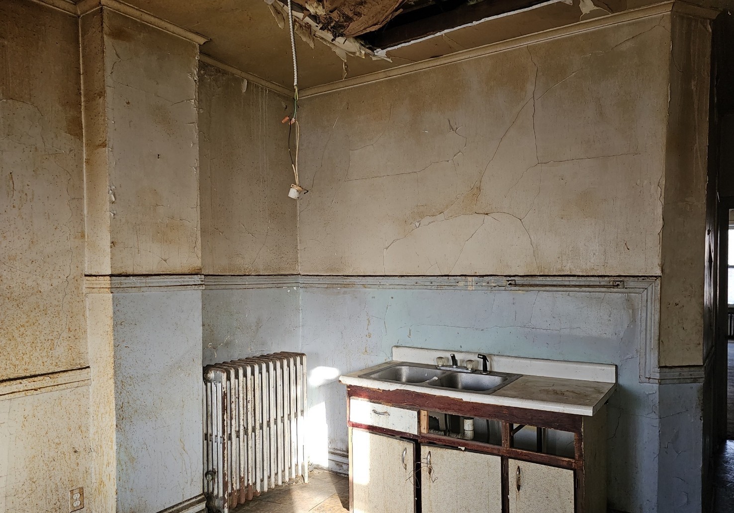 1650 South Ridgeway Avenue Chicago, IL 60623 - Photo 8 of 18 a room with a table and chairs