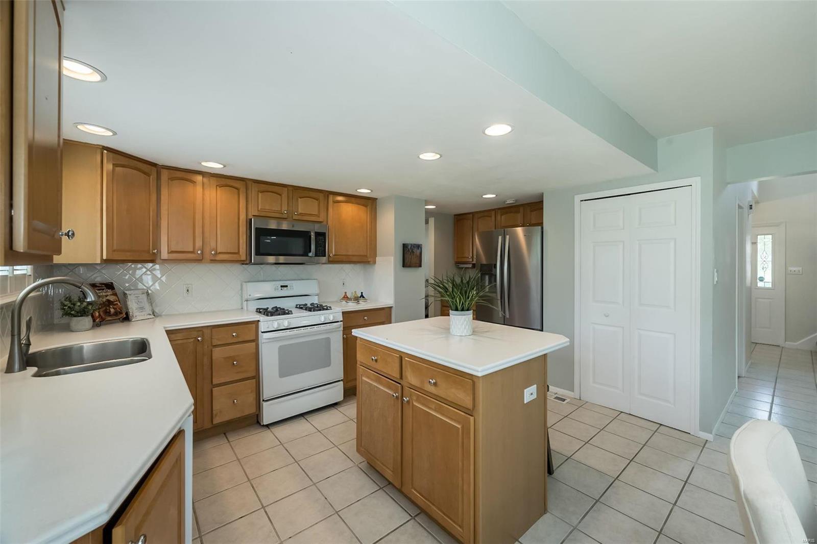 732 Eagle Brooke Drive Ballwin, MO 63021 - Photo 7 of 30