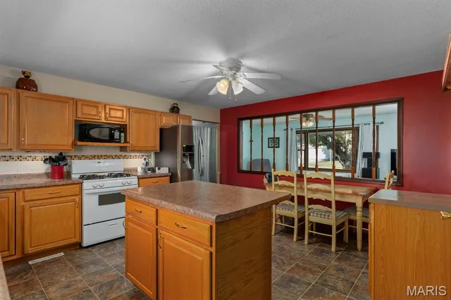 $123,000 | 120 North Henderson Street, Virden, IL 62690