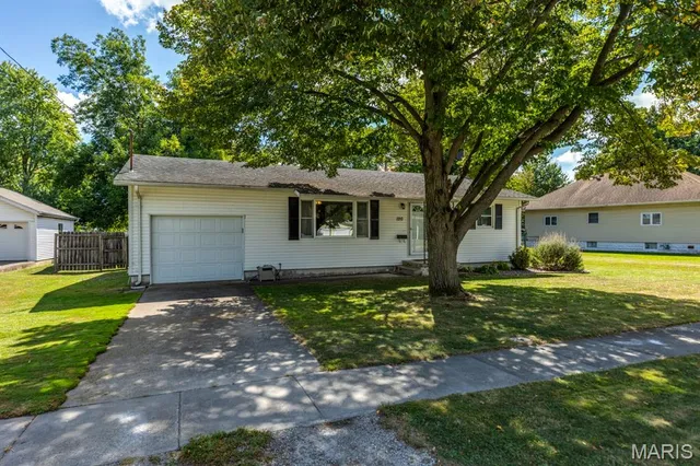 $123,000 | 120 North Henderson Street, Virden, IL 62690